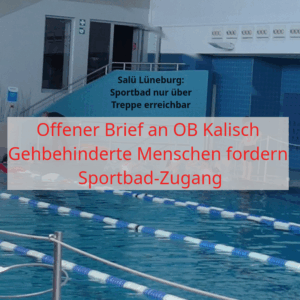 Sportbad mit Wasser und Bahnen. Eine Treppe frührt dort hin nach unten. darauf wurde zugefügt für das sharepic: Salü Lüneburg: Sportbad nur über Treppe erreichbar. und Offener Brief aan OB Kalisch gehbehinderte Menschen fordern Sportbad-Zugang