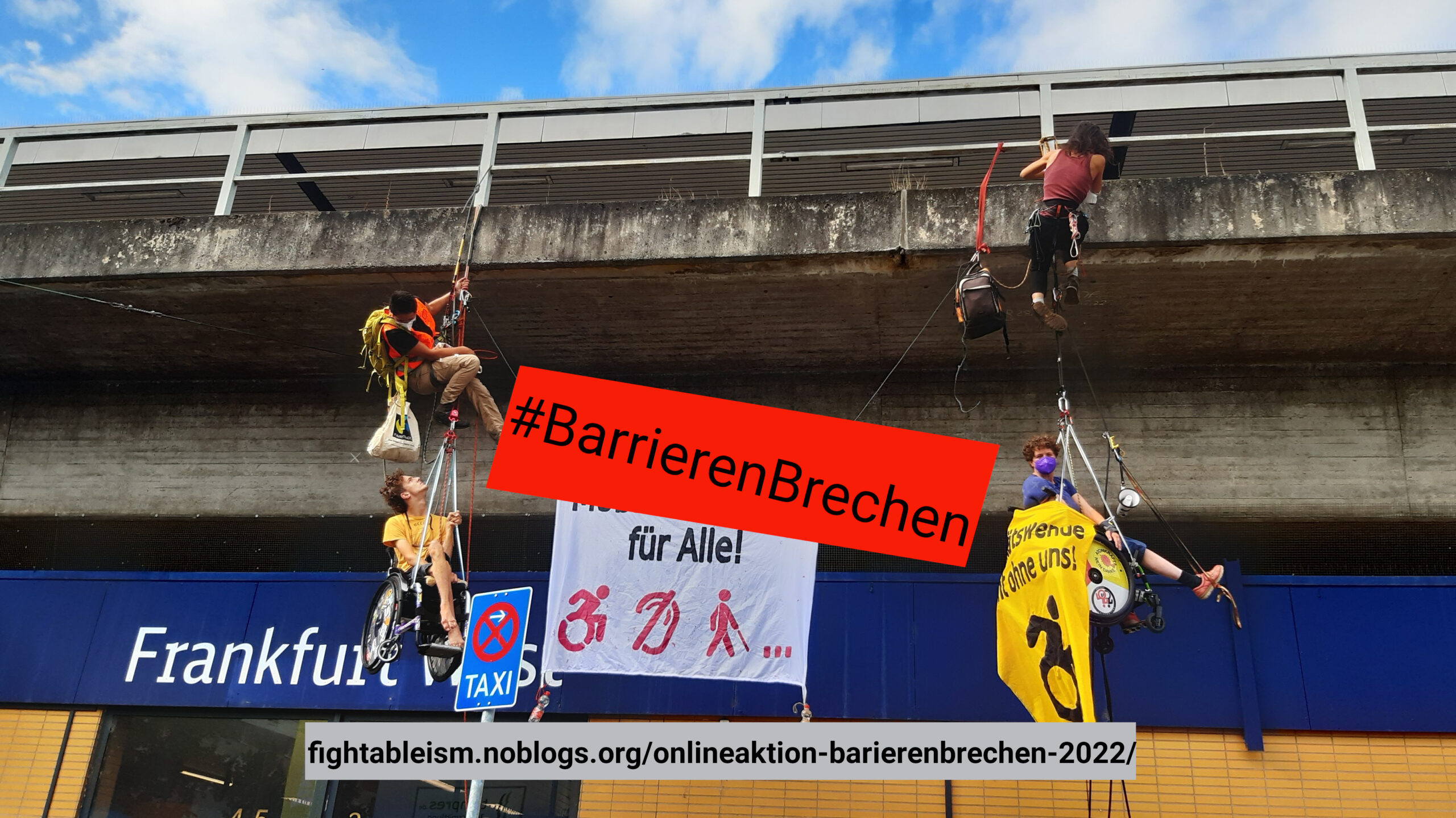 Sharpic: Foto einer Kletteraktion mitn Rollstuhl an einer Fassade. Quer steht ein Balken "#BarrierenBrechen" und im Hintergrund das eigentliche Banner von der Aktion auf dem Foto, da ist ein "für alle!" zu lesen und Symbol für Rollstuhl, raub, blind und ... und unten Blaken mit der Blogadresse fightableism.noblogs