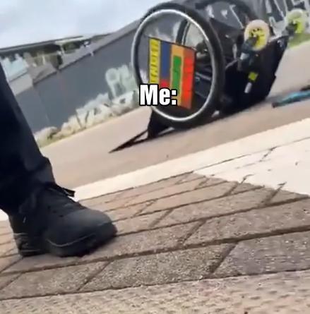 Ein Rollstuhl steht Kopf auf einem Bahnsteig. Persönliche effekte drum herum verteilt. Beine eines Menschen links zu sehen.